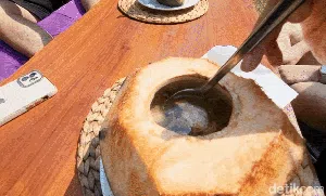 Lezatnya Bakso Tak Biasa di Mangkuk Buah Kelapa