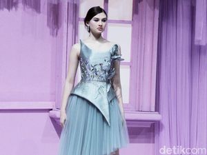 10 Inspirasi Gaun Tulle Nan Glamour dari Koleksi Hian Tjen Couture 2024 10 Inspirasi Gaun Tulle Nan Glamour dari Koleksi Hian Tjen Couture 2024