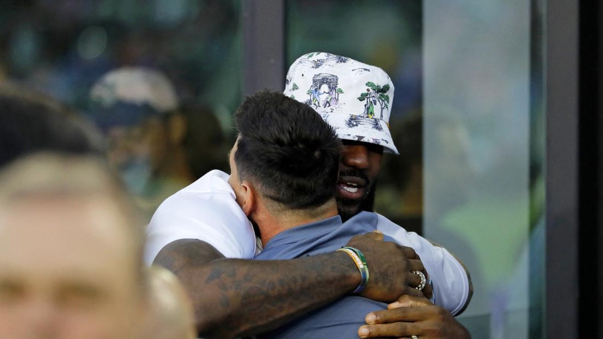 LeBron James berpelukan dengan Lionel Messi (USA TODAY Sports via Reuters Con/Sam Navarro)
