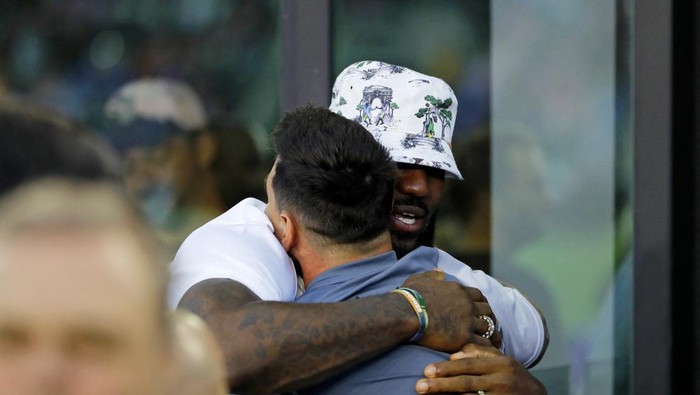Jul 21, 2023; Fort Lauderdale, FL, USA; Los Angeles Lakers forward Lebron James hugs Inter Miami CF forward Lionel Messi (10) before the match against Cruz Azul at DRV PNK Stadium. Mandatory Credit: Sam Navarro-USA TODAY Sports