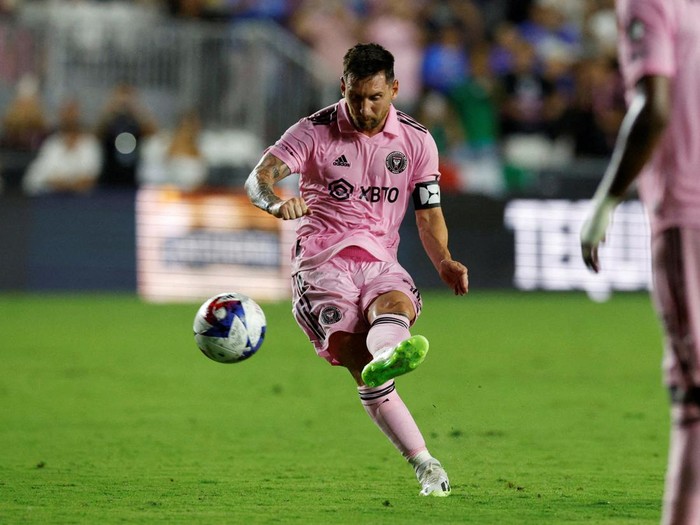Soccer Football - Leagues Cup - Group J - Inter Miami v Cruz Azul - DRV PNK Stadium, Fort Lauderdale, Florida, United States - July 21, 2023 Inter Miami's Lionel Messi scores their second goal from a free kick REUTERS/Marco Bello