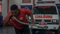 Momen Para Napi Lomba Tarik Ambulans