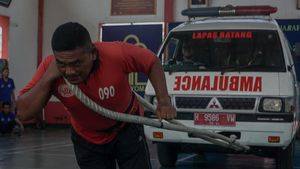 Momen Para Napi Lomba Tarik Ambulans