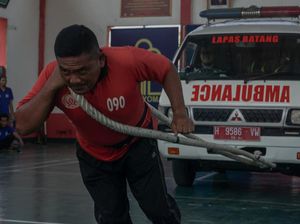 Momen Para Napi Lomba Tarik Ambulans