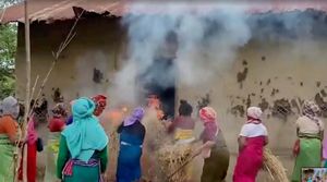 Massa Bakar Rumah Pria yang Perkosa dan Arak Bugil 2 Wanita di India
