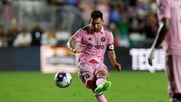 MESSI GOAL! Inter Miami mencetak gol ketika memasuki injury time. Lionel Messi membobol gawang Cruz Azul lewat eksekusi tendangan bebas.