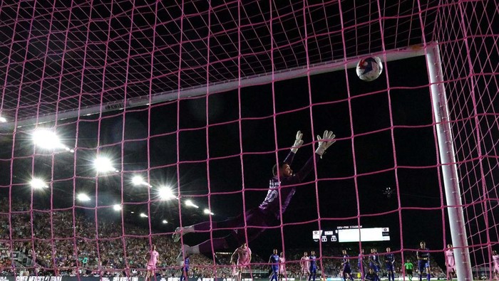 Momen Messi Debut dan Cetak Gol Kemenangan Inter Miami Jul 21, 2023; Fort Lauderdale, FL, USA; Inter Miami CF forward Lionel Messi (10) scores a goal past Cruz Azul goalkeeper Andres Gudiño (30) during the second half at DRV PNK Stadium. Mandatory Credit: Nathan Ray Seebeck-USA TODAY Sports
