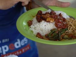 Wow! Makan Nasi Rames di Warung Ini Cuma Bayar Rp 3.000