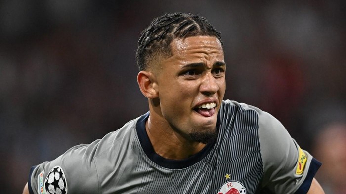 Salzburgs Swiss midfielder Noah Okafor celebrates scoring his 1-0 during the UEFA Champions League Group E football match FC Salzburg v AC Milan on September 6, 2022, in Salzburg, Austria. (Photo by JOE KLAMAR / AFP)