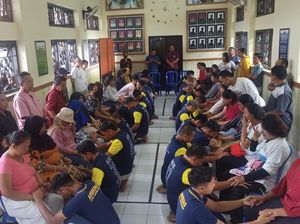 Puluhan Anak Binaan LPKA Karangasem Sungkem-Menangis, 4 Orang Dapat Remisi Puluhan Anak Binaan LPKA Karangasem Sungkem-Menangis, 4 Orang Dapat Remisi