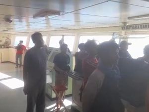 Kondisi Penumpang Kapal Mutiara Barat yang Terombang-ambing 24 Jam Lebih Kondisi Penumpang Kapal Mutiara Barat yang Terombang-ambing 24 Jam Lebih