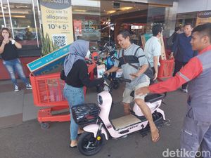 Cerita Pengunjung Transmart Full Day Sale Borong Sepeda Listrik buat Disewakan