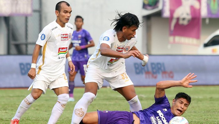 Pesepak bola Persija Jakarta Aji Kusuma (kiri atas) berebut bola dengan pesepak bola Persita Tangerang Javlon Guseynov pada pertandingan BRI Liga 1 di Stadion Indomilk Arena, Kabupaten Tangerang, Banten, Sabtu (22/7/2023). Persita Tangerang menang atas Persija Jakarta dengan skor 1-0. ANTARA FOTO/Muhammad Iqbal/Spt.