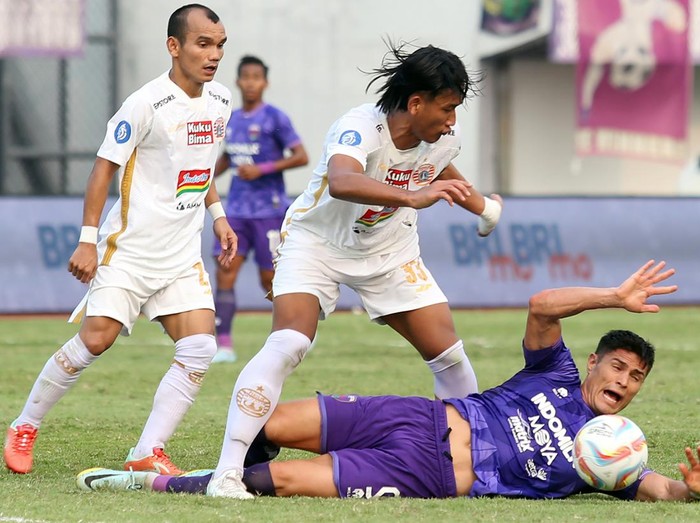 Pesepak bola Persija Jakarta Aji Kusuma (kiri atas) berebut bola dengan pesepak bola Persita Tangerang Javlon Guseynov pada pertandingan BRI Liga 1 di Stadion Indomilk Arena, Kabupaten Tangerang, Banten, Sabtu (22/7/2023). Persita Tangerang menang atas Persija Jakarta dengan skor 1-0. ANTARA FOTO/Muhammad Iqbal/Spt.