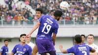 Pesepakbola Persita Tangerang Javlon Guseynov berusaha menyambar bola di udara. 