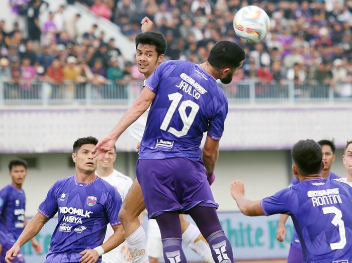 Pesepak bola Persija Jakarta Aji Kusuma (kiri atas) berebut bola dengan pesepak bola Persita Tangerang Javlon Guseynov pada pertandingan BRI Liga 1 di Stadion Indomilk Arena, Kabupaten Tangerang, Banten, Sabtu (22/7/2023). Persita Tangerang menang atas Persija Jakarta dengan skor 1-0. ANTARA FOTO/Muhammad Iqbal/Spt.