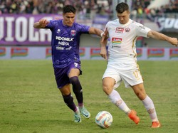 Pesepakbola Persija Jakarta Ondrej Kudela (kanan) berebut bola dengan pesepakbola Persita Tangerang Fergonzi (kiri) pada pertandingan BRI Liga 1 di Stadion Indomilk Arena, Kabupaten Tangerang, Banten, Sabtu (22/7/2023). 