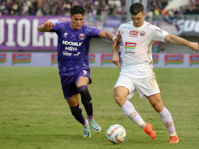 Pesepak bola Persija Jakarta Aji Kusuma (kiri atas) berebut bola dengan pesepak bola Persita Tangerang Javlon Guseynov pada pertandingan BRI Liga 1 di Stadion Indomilk Arena, Kabupaten Tangerang, Banten, Sabtu (22/7/2023). Persita Tangerang menang atas Persija Jakarta dengan skor 1-0. ANTARA FOTO/Muhammad Iqbal/Spt.