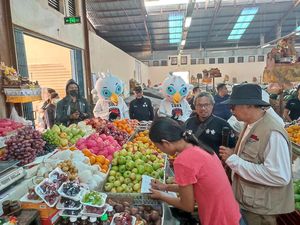 KPU Klungkung Sosialisasikan Pemilu 2024 di Pasar, Tebar Stiker-Boneka