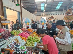 KPU Klungkung Sosialisasikan Pemilu 2024 di Pasar, Tebar Stiker-Boneka