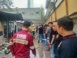 Polisi Selidiki Penyebab Kebakaran Gudang Proyek di Setiabudi Jaksel