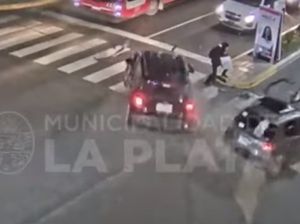 Viral Pejalan Kaki Lolos dari Maut, Nyaris Ditabrak 2 Mobil Sekaligus!