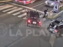 Viral Pejalan Kaki Lolos dari Maut, Nyaris Ditabrak 2 Mobil Sekaligus!