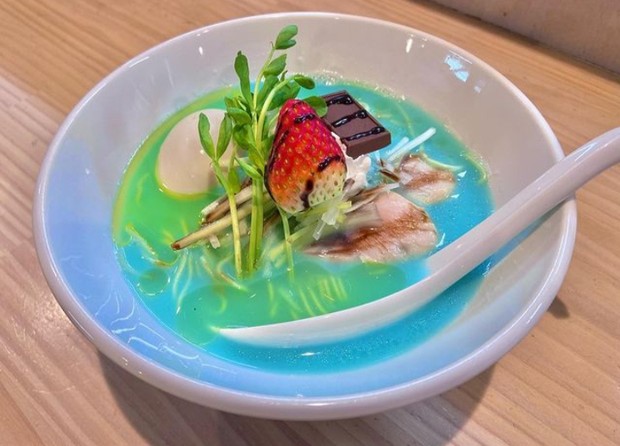 Ramen biru/Foto: Instagram.com/kipposhi21 Deretan ramen unik yang bikin geleng-geleng kepala