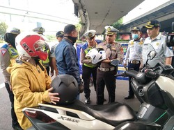 Polisi di Jakbar Bagi-bagi Helm Gratis ke Pengendara Tertib Lantas