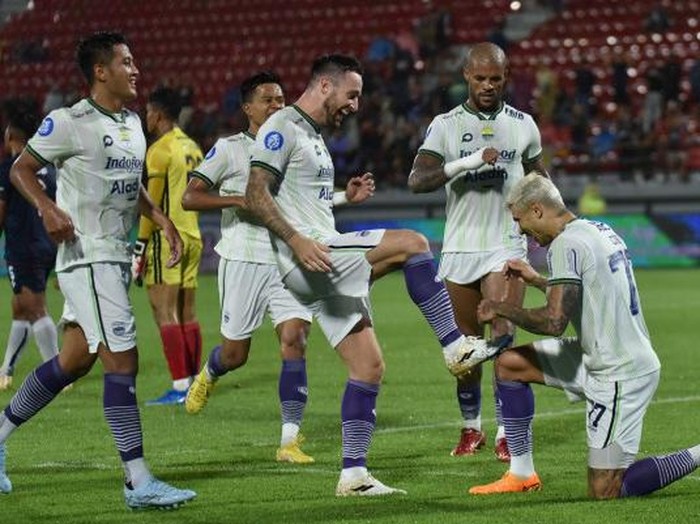 Selebrasi para pemain Persib Bandung.