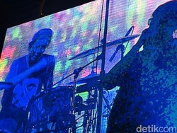 Keren Banget! Penonton Ini Duet Bareng The Strokes di Lagu Juicebox