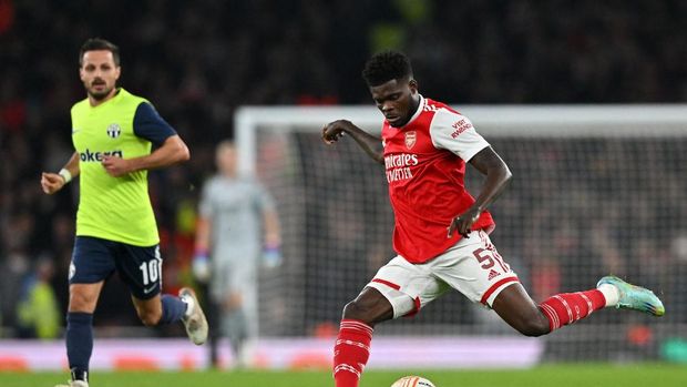 Arsenal's Ghanaian midfielder Thomas Partey controls the ball during the UEFA Europa League Group A football match between Arsenal and FC Zurich at The Arsenal Stadium in London, on November 3, 2022. (Photo by Glyn KIRK / AFP)