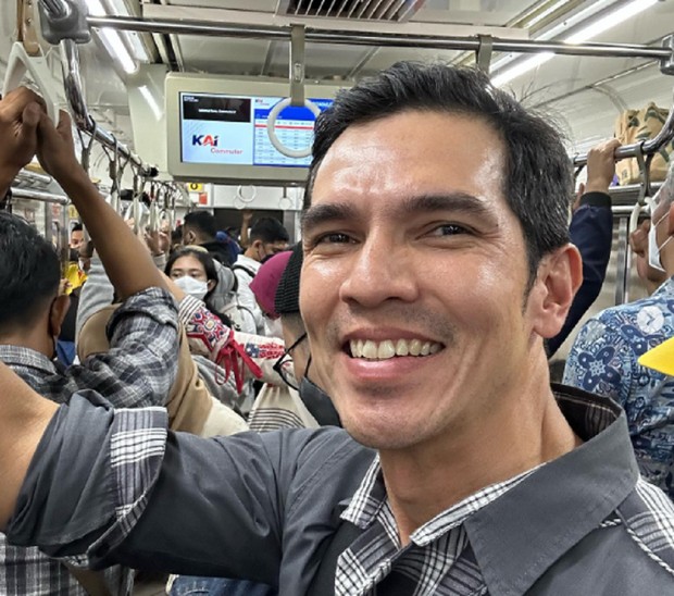 Adrian Maulana di KRL/Foto: instagram/@adrianmaulana