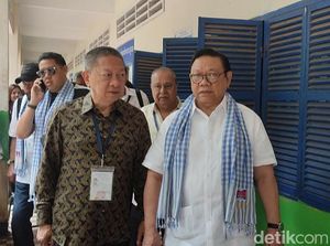 Agung Laksono Tinjau TPS di Kamboja: Pesta Demokrasi Benar-benar Nyata Agung Laksono Tinjau TPS di Kamboja: Pesta Demokrasi Benar-benar Nyata