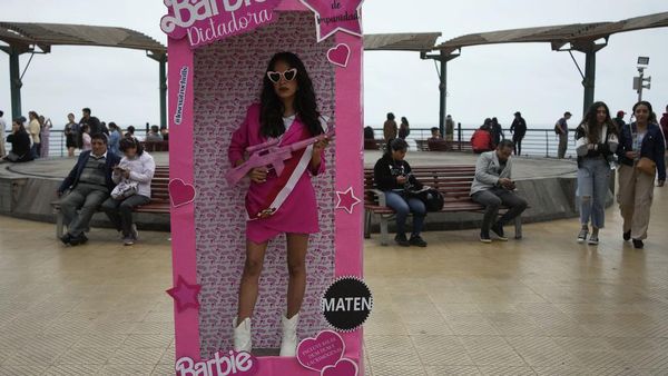 Aksi Serukan Pemilu di Peru, Wanita Ini Pakai Kostum Barbie