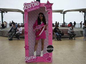 Aksi Serukan Pemilu di Peru, Wanita Ini Pakai Kostum Barbie