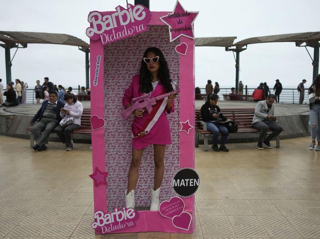 Aksi Serukan Pemilu di Peru, Wanita Ini Pakai Kostum Barbie Aksi Serukan Pemilu di Peru, Wanita Ini Pakai Kostum Barbie