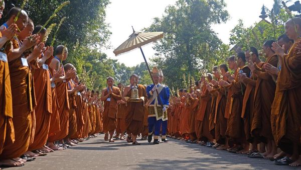 Melihat Umat Buddha Ikuti Arak-arakan Bakti Yatra di Borobudur