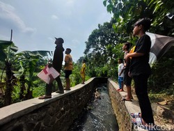 Serunya Bocah Cimahi Berburu Layangan di Tengah Kritisnya Lahan Bermain