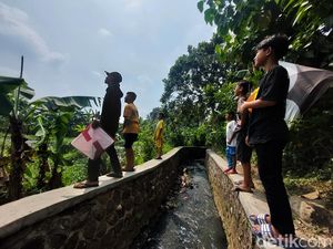 Serunya Bocah Cimahi Berburu Layangan di Tengah Kritisnya Lahan Bermain Serunya Bocah Cimahi Berburu Layangan di Tengah Kritisnya Lahan Bermain