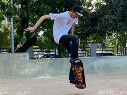 Dino, Difabel Netra yang Mahir Bermain Skateboard dari Bandung
