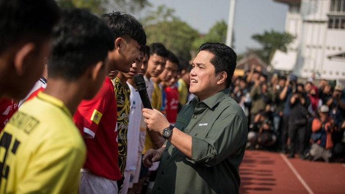 Dua calon pemain Timnas U-17 berebut bola saat mengikuti seleksi Timnas U-17 di Stadion Sriwedari, Solo, Jawa Tengah, Minggu (23/7/2023). PSSI menggelar seleksi pemain Timnas Indonesia U-17 yang berlangsung di 12 kota untuk mencari pemain yang akan dipersiapkan untuk Piala Dunia U-17 pada 10 November hingga 2 Desember mendatang. ANTARA FOTO/Mohammad Ayudha/YU