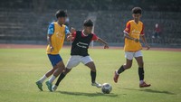 Dua calon pemain Timnas U-17 berebut bola saat mengikuti seleksi Timnas U-17 di Stadion Sriwedari, Solo.