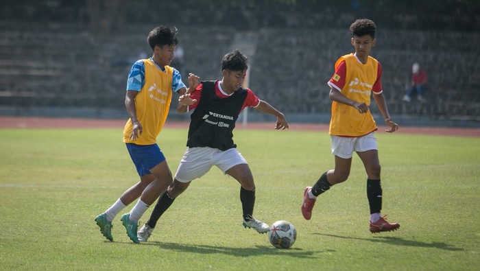 Dua calon pemain Timnas U-17 berebut bola saat mengikuti seleksi Timnas U-17 di Stadion Sriwedari, Solo, Jawa Tengah, Minggu (23/7/2023). PSSI menggelar seleksi pemain Timnas Indonesia U-17 yang berlangsung di 12 kota untuk mencari pemain yang akan dipersiapkan untuk Piala Dunia U-17 pada 10 November hingga 2 Desember mendatang. ANTARA FOTO/Mohammad Ayudha/YU