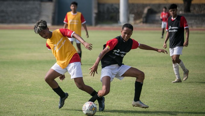 Dua calon pemain Timnas U-17 berebut bola saat mengikuti seleksi Timnas U-17 di Stadion Sriwedari, Solo, Jawa Tengah, Minggu (23/7/2023). PSSI menggelar seleksi pemain Timnas Indonesia U-17 yang berlangsung di 12 kota untuk mencari pemain yang akan dipersiapkan untuk Piala Dunia U-17 pada 10 November hingga 2 Desember mendatang. ANTARA FOTO/Mohammad Ayudha/YU