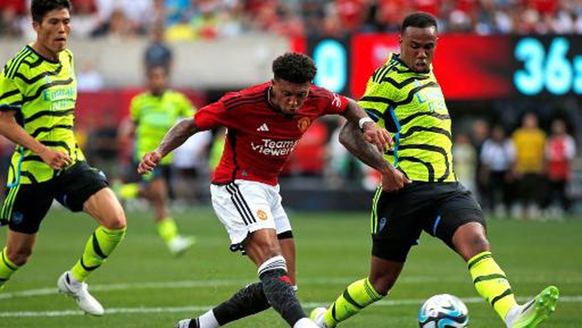 Arsenal dan Manchester United saat berhadapan di pramusim. Foto: AFP/LEONARDO MUNOZ