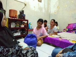 Cita-cita Tinggi Cyntya yang Merangkak Payah Jual Peyek di Jalanan Surabaya