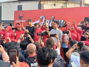 Dampingi Ganjar Jalan Sehat di Solo, Gibran Berbaju Kampanye Hitam Putih