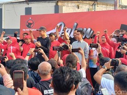 Dampingi Ganjar Jalan Sehat di Solo, Gibran Berbaju Kampanye Hitam Putih