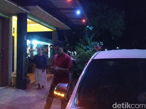 Khawatir Gempa Susulan, Warga Pacitan Bertahan di Luar Rumah Khawatir Gempa Susulan, Warga Pacitan Bertahan di Luar Rumah